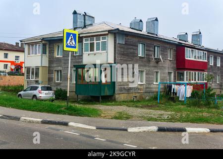 Yuzhno-Kurilsk, Russland - 01. August 2022: Stadtbild des Dorfes Yuzhno-Kurilsk auf der Insel Kunashir Stockfoto