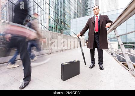 Geschäftsmann Aus Der Stadt, Modernes Business. Ein Bankprofi, der in seinem urbane Umfeld eine selbstbewusste Haltung einnimmt. Aus einer verwandten Bildserie. Stockfoto