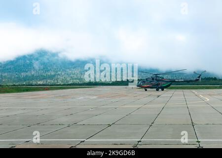 Yuzhno-Kurilsk, Russland - 03. August 2022: Hubschrauber auf dem Flughafen der Insel Kunashir bereitet sich auf den Start vor Stockfoto