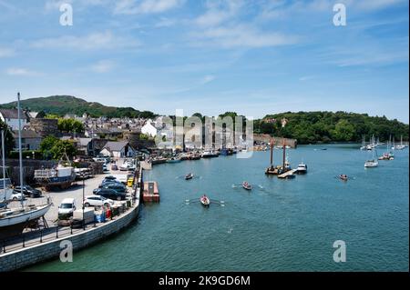 Conwy, Großbritannien - 16. Juli 2022: Der Kai am Hafen von Conwy im Dorf Conwy, Northern Wales. Stockfoto