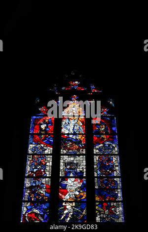 Ulm, Deutschland - 07. Juli 2022: Kirchenkirche aus Buntglas Kathedrale Bunte Fenster des Ulmer Münster Stockfoto