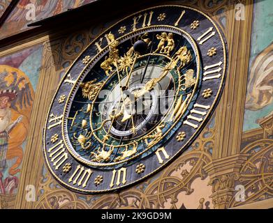 Ulm, Deutschland - 07. Juli 2022: Alte goldene Uhr in ulm an einer Wand Stockfoto