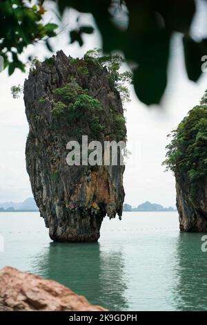 Eine vertikale Aufnahme des Ko Tapu Rock auf der wunderschönen Insel Khao Phing Kan in Thailand Stockfoto