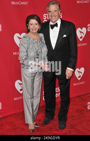 (L-R) die Minderheitsführerin des Repräsentantenhauses der Vereinigten Staaten, Nancy Pelosi und Paul Pelosi, treffen am Samstag, den 13. Februar 2016, bei der 2016 MusiCares Person of the Year Ehrung von Lionel Richie im Los Angeles Convention Center in Los Angeles, CA, ein. (Foto von Sthanlee B. Mirador) *** Bitte nutzen Sie die Gutschrift aus dem Kreditfeld *** Stockfoto