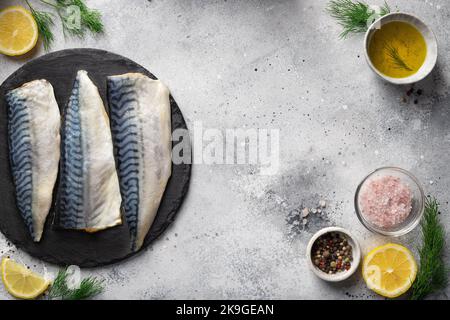 Frischer Filet Makrelenfisch auf Schiefertafel mit aromatischen Kräutern, Gewürzen Stockfoto