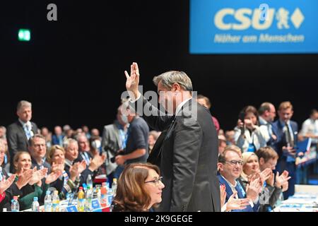 Augsburg, Deutschland. 28. Oktober 2022. Markus SOEDER (Ministerpräsident Bayern und CSU-Vorsitzender) winkt den Delegierten, CSU-Parteitag 2022 am 28.. Und 29.. Oktober 2022 Messe Augsburg ? Kredit: dpa/Alamy Live Nachrichten Stockfoto