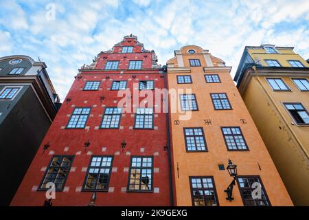 Stockholm, Schweden - 2022. September: Rote und gelbe ikonische Gebäude auf dem Stortorget, einem kleinen öffentlichen Platz in Gamla Stan Stockfoto