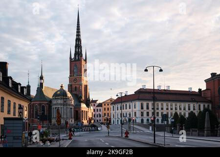 Stockholm, Schweden - 2022. September: Riddarholmen-Kirche und verzierte Turmspitze mit malerischem Blick auf die Straße Stockfoto