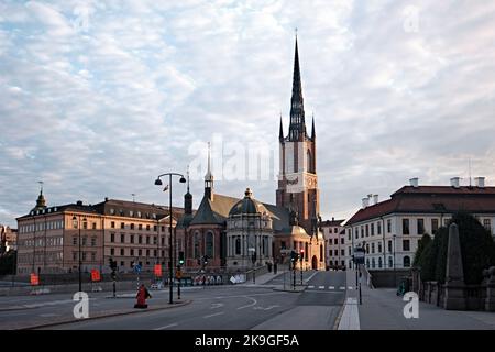 Stockholm, Schweden - 2022. September: Riddarholmen-Kirche und verzierte Turmspitze mit malerischem Blick auf die Straße Stockfoto