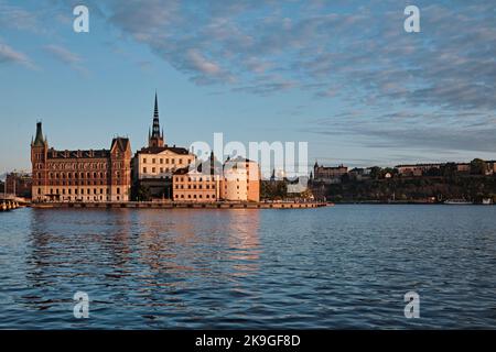 Stockholm, Schweden - 2022. September: Riddarholm Church (Riddarholmskyrkan), Riddarholmen Island und die Altstadt bei Sonnenuntergang Blick auf die Skyline vom Rathaus Wasser Stockfoto