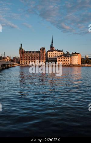 Stockholm, Schweden - 2022. September: Riddarholm Church (Riddarholmskyrkan), Riddarholmen Island und die Altstadt bei Sonnenuntergang Blick auf die Skyline vom Rathaus Wasser Stockfoto