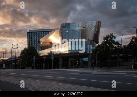 Stockholm, Schweden - 2022. September: Stockholmer Kongresszentrum am Wasser, in der Nähe des Radisson Blue Hotels und des Hauptbahnhofs Stockfoto