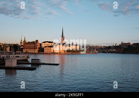 Stockholm, Schweden - 2022. September: Riddarholm Church (Riddarholmskyrkan), Riddarholmen Island und die Altstadt bei Sonnenuntergang Blick auf die Skyline vom Rathaus Wasser Stockfoto