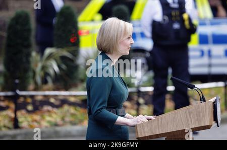 England, London, Westminster, , 25.. Oktober 2022, Scheidende Premierministerin Liz Truss tritt in der Downing Street aus. Stockfoto