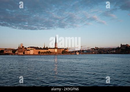 Stockholm, Schweden - 2022. September: Riddarholm Church (Riddarholmskyrkan), Riddarholmen Island und die Altstadt bei Sonnenuntergang Blick auf die Skyline vom Rathaus Wasser Stockfoto