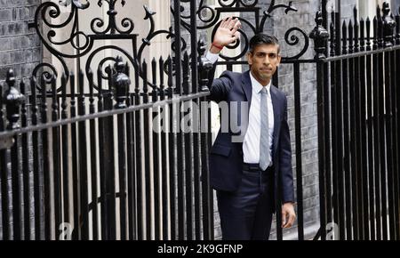 England, London, Westminster, 25.. Oktober 2022, der neue Premierminister Rishi Sunak auf den Stufen der Downing Street Nummer 10, als er die Regierung von Liz Truss übernimmt.