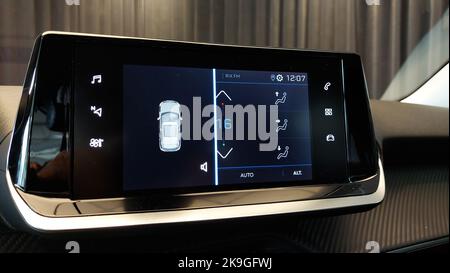Peugeot 2008 2021 2022 Auto Innenansicht im Cockpit Armaturenbrett Mittelkonsole Instrumentenblock Anzeige innen keine Personen Stockfoto