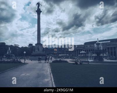 Stuttgart,Deutschland,Juli 21,2022:Innenstadt Dies ist der berühmte Schlossplatz an einem bewölkten Tag, ein beliebter und historischer Treffpunkt. Stockfoto