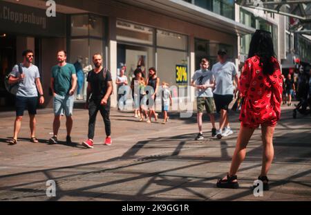 Stuttgart,Juli 16,2022:King Street Eine junge Frau in roten Kleidern wartete auf jemanden. Stockfoto