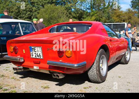 Rot Ferrari Dino 246 GT, produziert von 1969 - 1974, diagonale Rückansicht Stockfoto