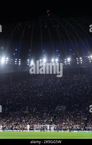 London, England, 26.. Oktober 2022: Eine allgemeine Ansicht des Tottenham Hotspur Stadions während des UEFA Champions League Fußballspiels (Gruppe D - Matchday 5 of 6) zwischen Tottenham Hotspur und Sporting Lisbon im Tottenham Hotspur Stadium in London, England. (Will Palmer/SPP) Stockfoto