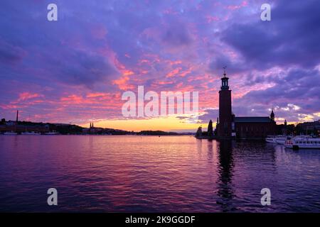 Stockholm, Schweden - 2022. September: Rathaus von Stockholm oder Stadshuset bei purpurem Sonnenuntergang in der Altstadt von Stockholm, der Hauptstadt Schwedens Stockfoto