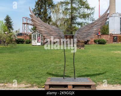 KOVOZOO Originalausstellung mit Tieren und Technologie aus recyceltem Altschrott, Ausstellung historischer Technik, Engelsflügel aus Metall Stockfoto