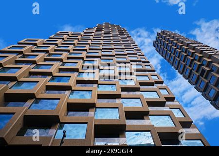 Stockholm, Schweden - Sept. 2022: Neues Doppelturm-Apartmentgebäude Norra Tornen und seine moderne Architektur, entworfen von Rem Koolhaas, Oma Stockfoto