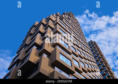 Stockholm, Schweden - Sept. 2022: Neues Doppelturm-Apartmentgebäude Norra Tornen und seine moderne Architektur, entworfen von Rem Koolhaas, Oma Stockfoto