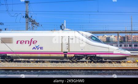 Außenansicht des AVE renfe-Zuges in Valencia, Spanien Stockfoto