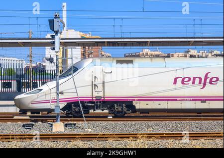 Außenansicht des AVE renfe-Zuges in Valencia, Spanien Stockfoto