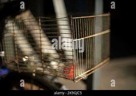 Mesh auf dem Fahrrad. Lebensmittelkorb auf dem Fahrrad. Transportdetails. Stahlgitter. Stockfoto