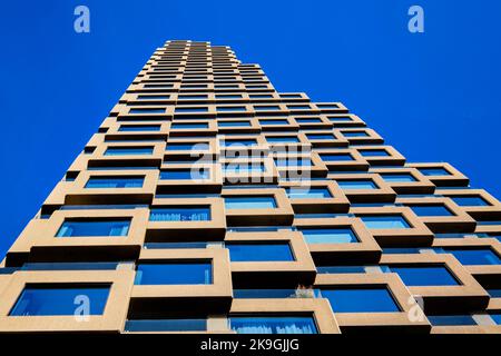 Stockholm, Schweden - Sept. 2022: Neues Doppelturm-Apartmentgebäude Norra Tornen und seine moderne Architektur, entworfen von Rem Koolhaas, Oma Stockfoto