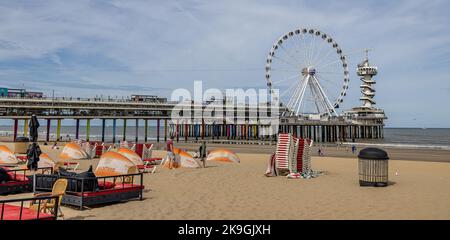 Das Riesenrad und der Piertoren am Pier von Scheveningse mit dem Strand im Vordergrund Stockfoto