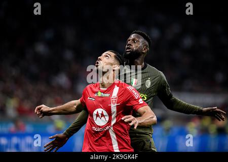 Pablo Marí vom FC Monza und Divock Origi vom AC Mailand während des italienischen Fußballspiels Serie A AC Mailand gegen Monza im San Siro-Stadion in Mailand, Italien an Stockfoto