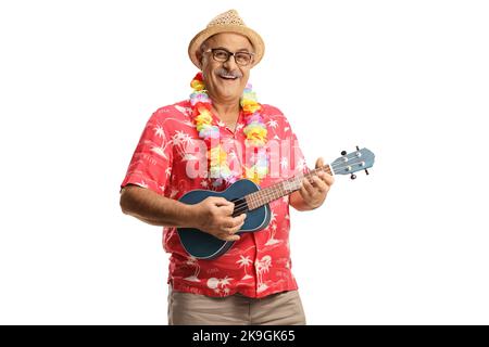 Reife männliche Touristen spielen Ukulele Instrument isoliert auf weißem Hintergrund Stockfoto