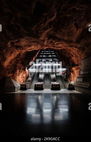 Stockholm, Schweden - September 2022: Radhuset Moderne U-Bahnstation in Stockholm Tunnelbana U-Bahn-System Stockfoto