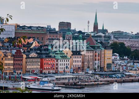 Stockholm, Schweden - 2022. September: Am Wasser alte bunte Gebäude Stadtbild und Skyline Stadsholmen, Gamla Stan Stockfoto