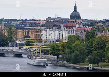 Stockholm, Schweden - 2022. September: Skeppsholmen Island, Hedvig Eleonora Church's Dome Segelschiff Sail AF Chapman, Gebäude am Wasser Stadtbild Stockfoto