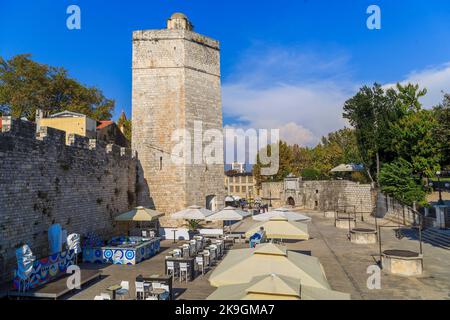 ZADAR, KROATIEN - 14. SEPTEMBER 2016: Kapitänsturm mit Stadtmauern sind teilweise erhaltene Befestigungsanlagen der Altstadt von Zadar. Stockfoto