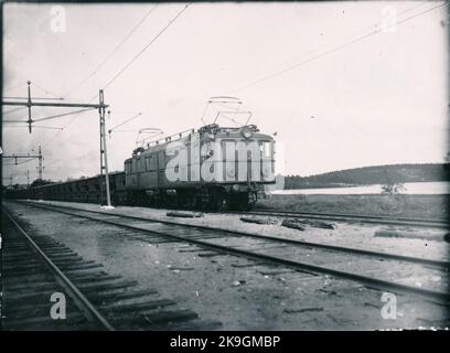 Bereits 1883 begannen die Bauarbeiten für die Luleå Gällivare-Eisenbahn - Luossavaara - Victoriahamn in Svartön bei Luleå. Es dauerte fast 6 Jahre, bis der erste Erzzug 1888 nach Luleå abfuhr. Die Strecke wurde von der Schweden & Norwegen Railway gebaut. Es stellte sich jedoch schnell heraus, dass der Streckenstandard zu schlecht und die Kosten hoch waren. Die Finanzierung durch ein englisches Unternehmen reichte nicht aus, um sie zu verbessern. Der Kurs wurde daher bereits im Februar 1891 vom Staat übernommen. Im folgenden Jahr startete der Erz- und Personenverkehr auf der gesamten Strecke. Die Ausbeutung in den Erzminen begann t Stockfoto