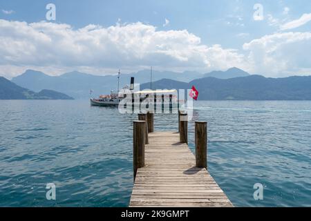 Ein altes Dampfschiff auf dem Vierwaldstättersee in der Schweiz Stockfoto