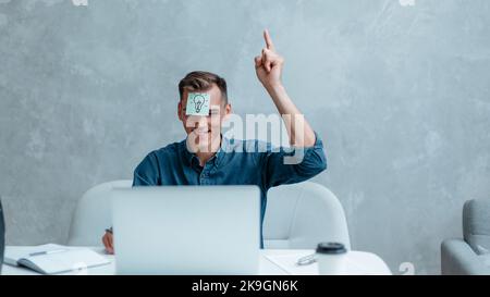 Nahaufnahme. Kreativer junger Mann mit einer guten Idee. Foto mit einem Kopierraum. Stockfoto