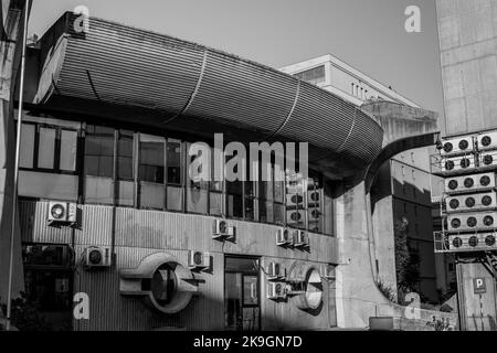 Merkmale des zentralen Postamtes in Skopje, Nordmakedonien, Beispiel des Brutalismus in der Architektur oder des brutalistischen Betonbaus im ehemaligen Jugoslawien Stockfoto