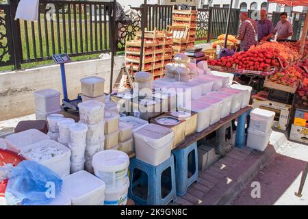 Käse und Milchprodukte zum Verkauf an einem Stand auf dem offenen Markt der Stadt Tetovo in Nord-Mazedonien. Frische Artikel zum Verkauf in Containern und Boxen. Stockfoto