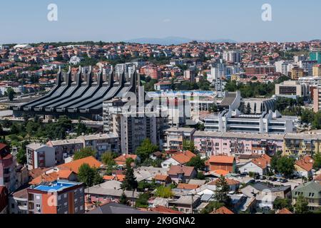 Eine erhöhte Panorama-Stadtansicht von Pristina, Hauptstadt des Kosovo, mit zahlreichen Wahrzeichen dieser modernen Stadt im ehemaligen Yugolsavia. Sommertag Stockfoto