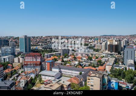 Eine erhöhte Panorama-Stadtansicht von Pristina, Hauptstadt des Kosovo, mit zahlreichen Wahrzeichen dieser modernen Stadt im ehemaligen Yugolsavia. Sommertag Stockfoto