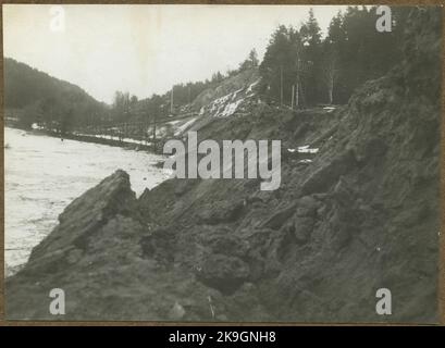 Zweigleisige Gebäude zwischen Alingsås - Olskroken. Straßentor fertig. Stockfoto