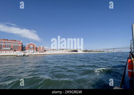 Blick von einem Boot über das Kraftwerk Tejo neben dem MAAT Museum Stockfoto