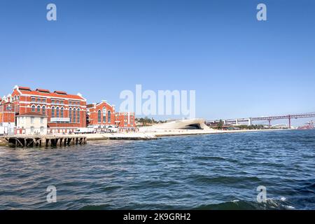 Blick von einem Boot über das Kraftwerk Tejo neben dem MAAT Museum Stockfoto